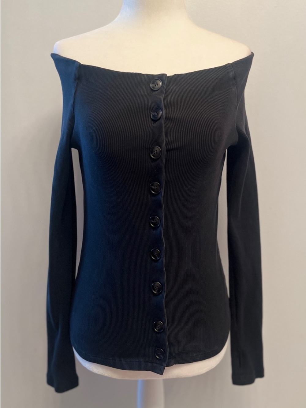 KIMHEKIM the "My Uniform" off-the-shoulder ribbed top a front button closure M